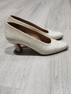 Kenneth Cole Cream Jacquard Curved Mid Heel Pumps 7M